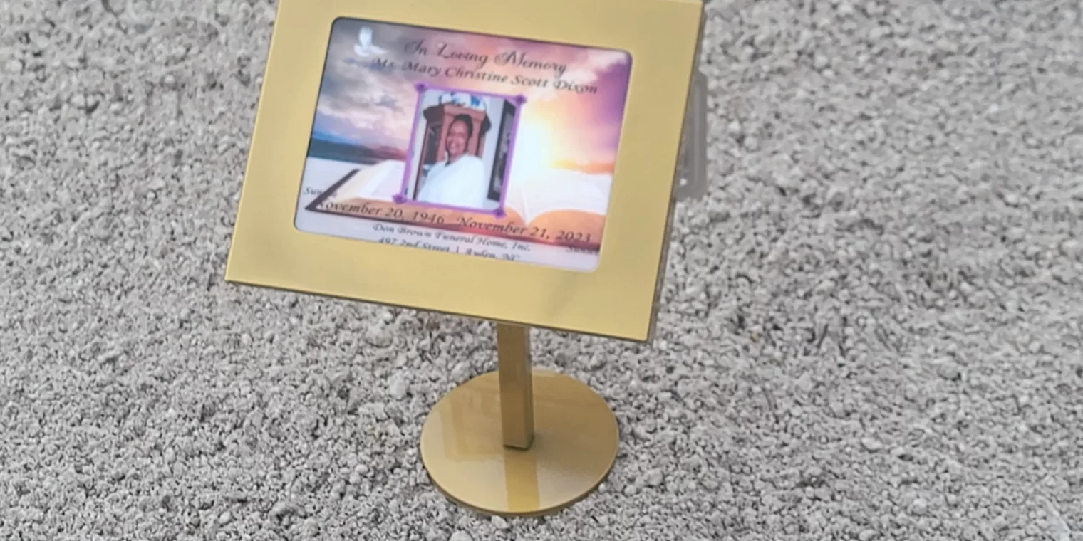 The Benefits of Choosing Temporary Grave Markers Made of Metal